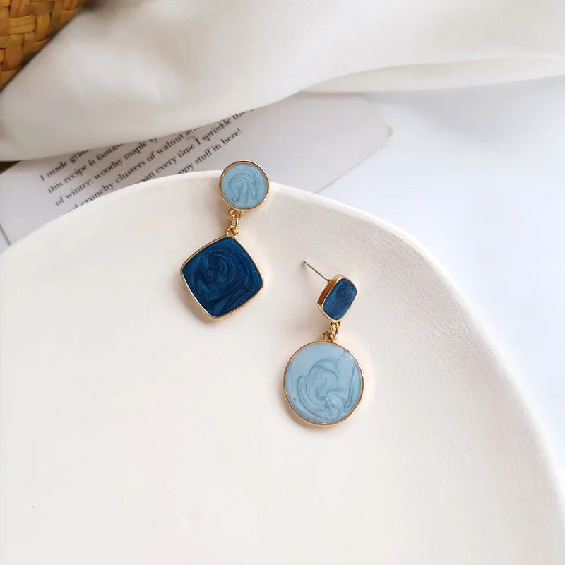 Pendantes émaillées bleues asymétriques, détail