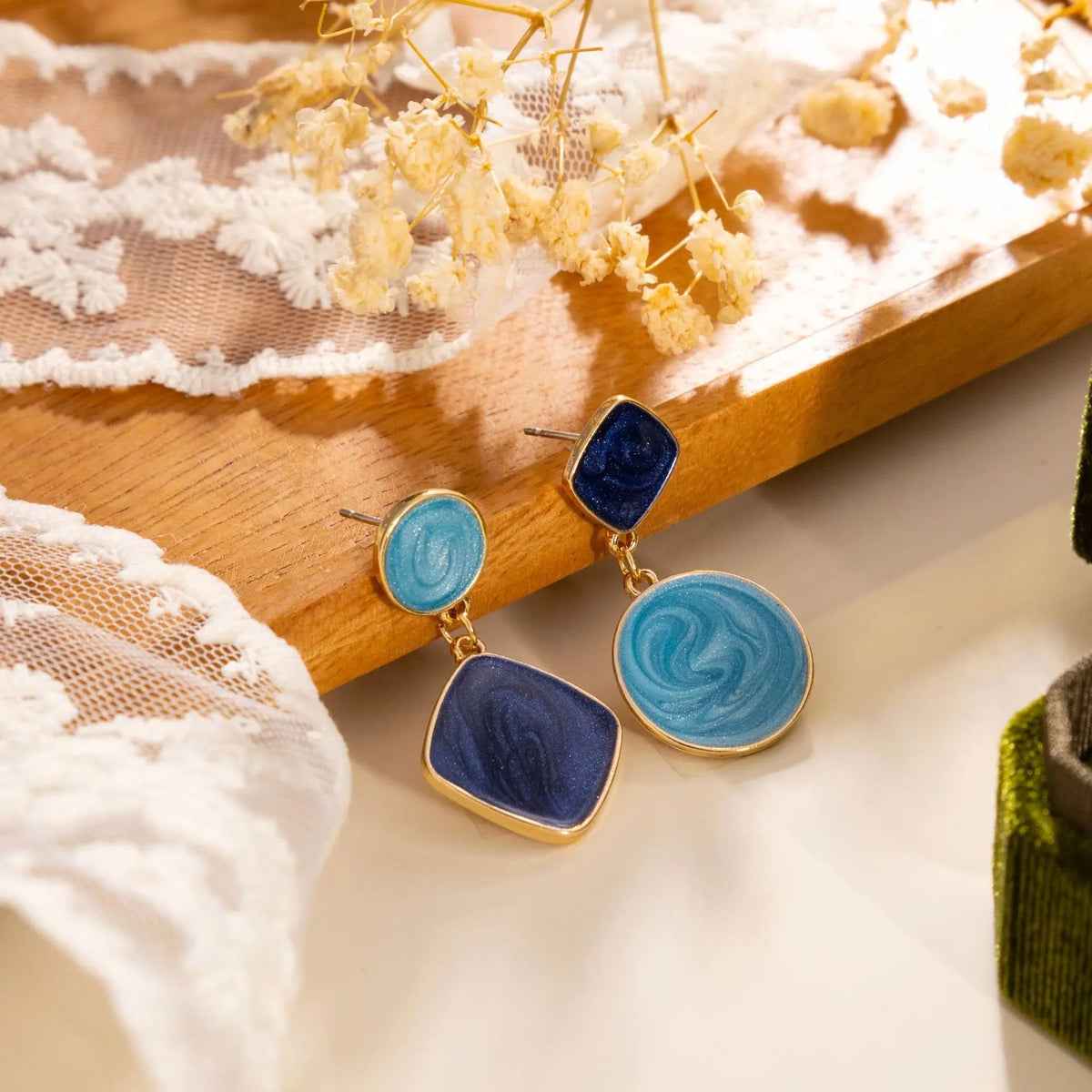 Pendantes émaillées bleues, mise en scène