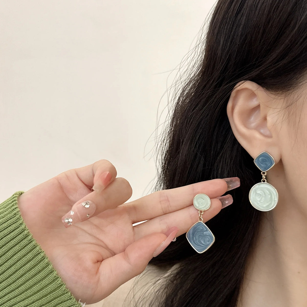 Pendantes émaillées bleues asymétriques portées